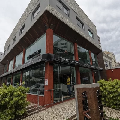 imagem de empresa com película fumê aplicada em sua vitrine