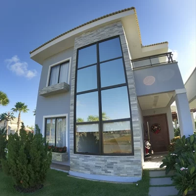 imagem de mansão com pelicula espelhada aplicada